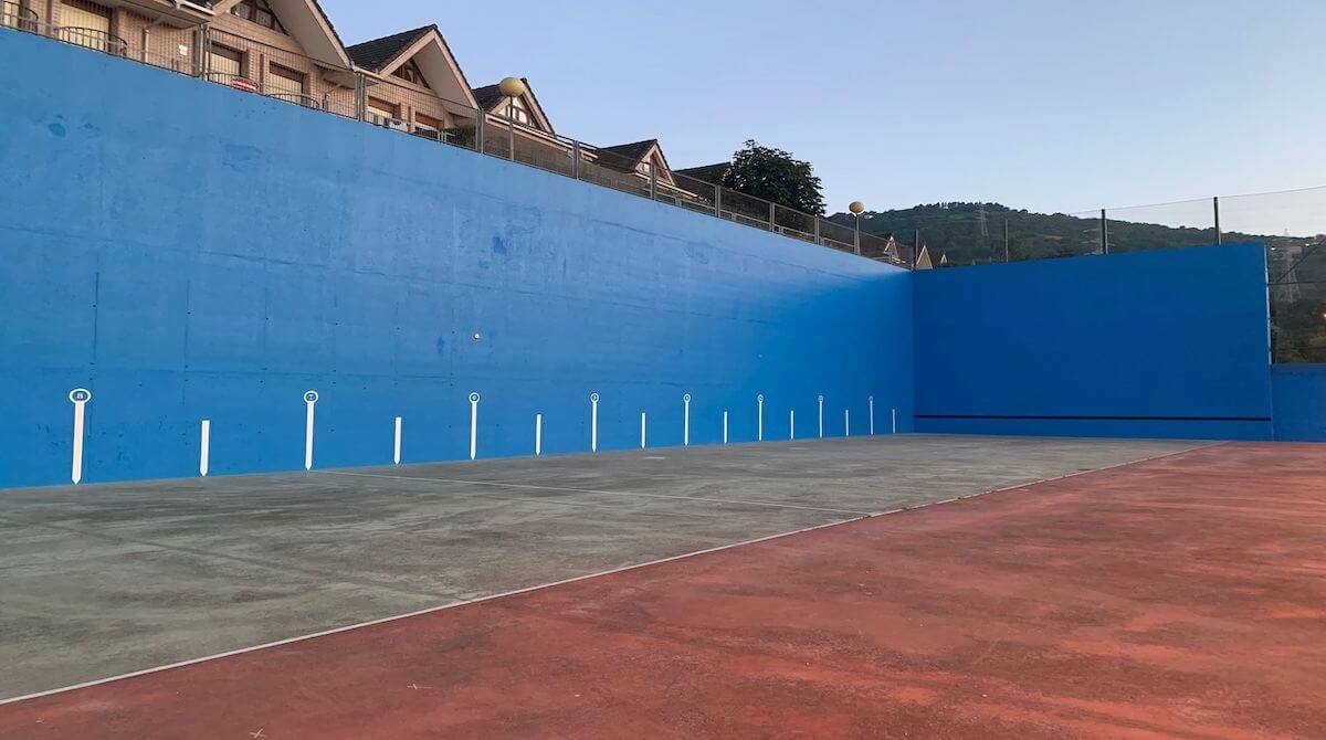 La pista de tenis ha sido reparada y pintada