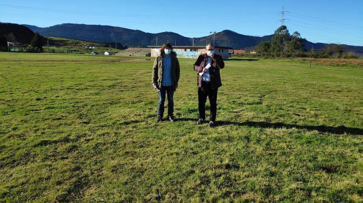 Javier Pérez de Palomar, concejal de Urbanismo, y Xabier Cuéllar, alcalde, en la explanada en la que se ubicará el parking