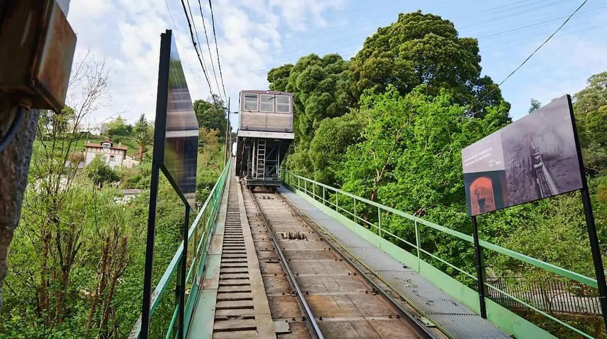 El funicular actual ha realizado un ‘guiño’ a la cabina de madera histórica en su parte exterior