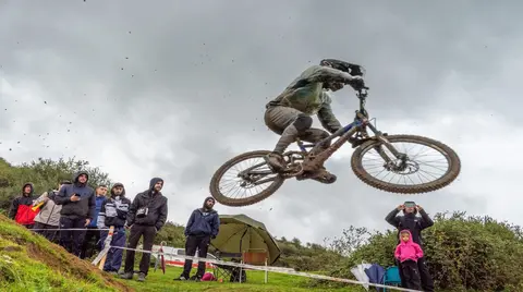 Uno de los participantes salta en uno de los puntos del descenso